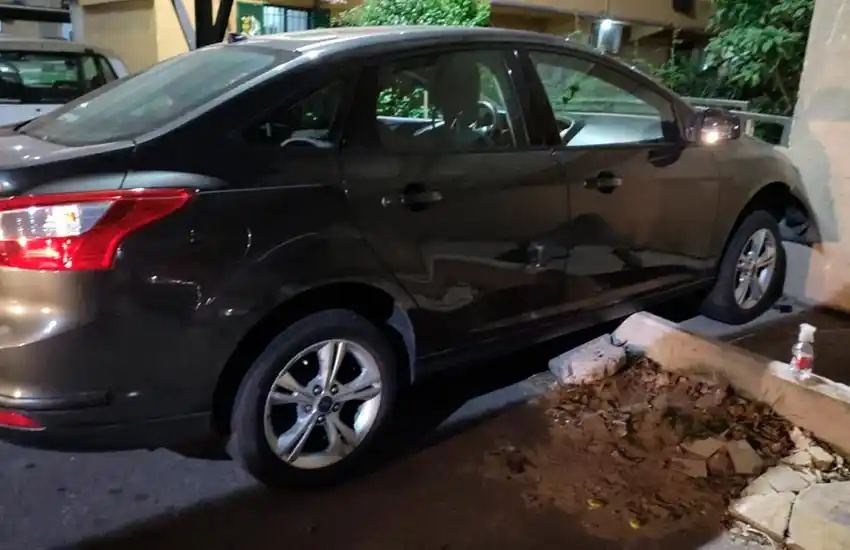 Después de robarle a una familia a mano armada, escaparon con el auto y lo chocaron en un estacionamiento