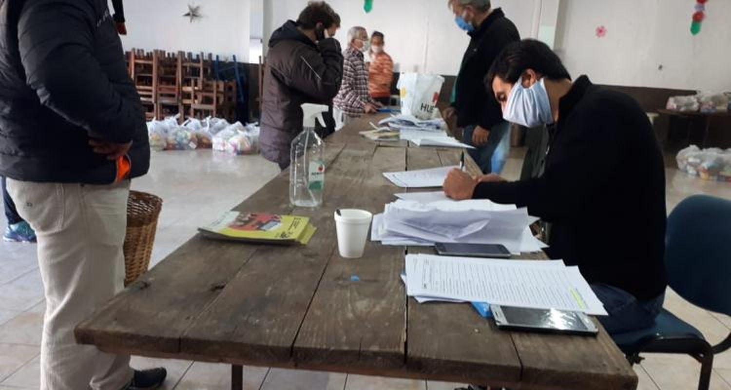 La entrega de “bolsones” de mercadería para jubilados siguió en Los Aromos