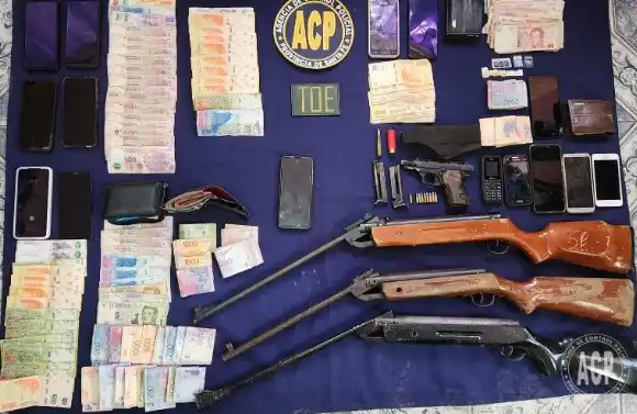 La banda se dedicaba a cometer extorsiones y amenazas, utilizando armas de fuego, y tenía como principal líder a "Pupito".