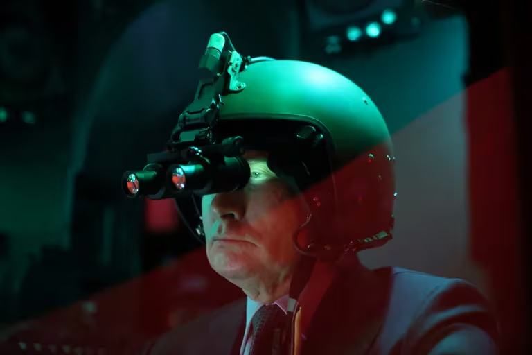 El presidente ruso Vladimir Putin durante una visita al Centro de Combate 344 en Torzhok, Russia