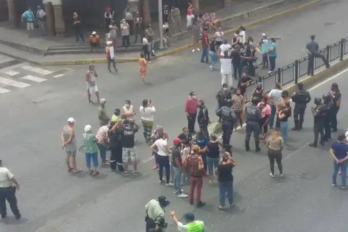 Vecinos protestan a pocas cuadras de Miraflores por falta de agua