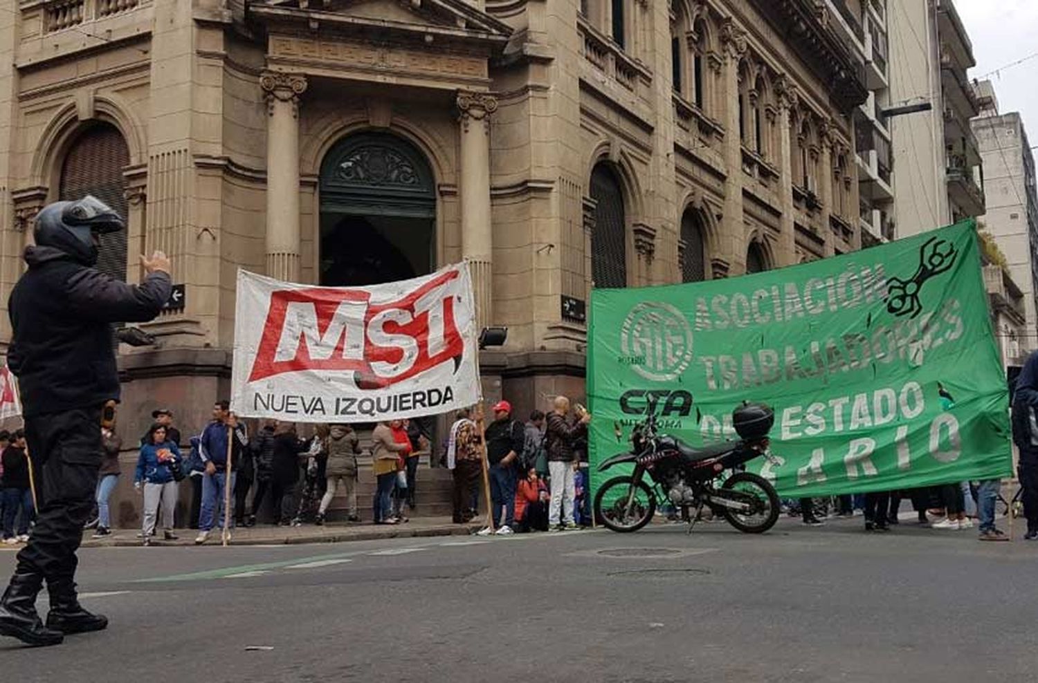 Trabajadores estatales, de educación y salud marchan contra «las políticas de ajuste» del gobierno