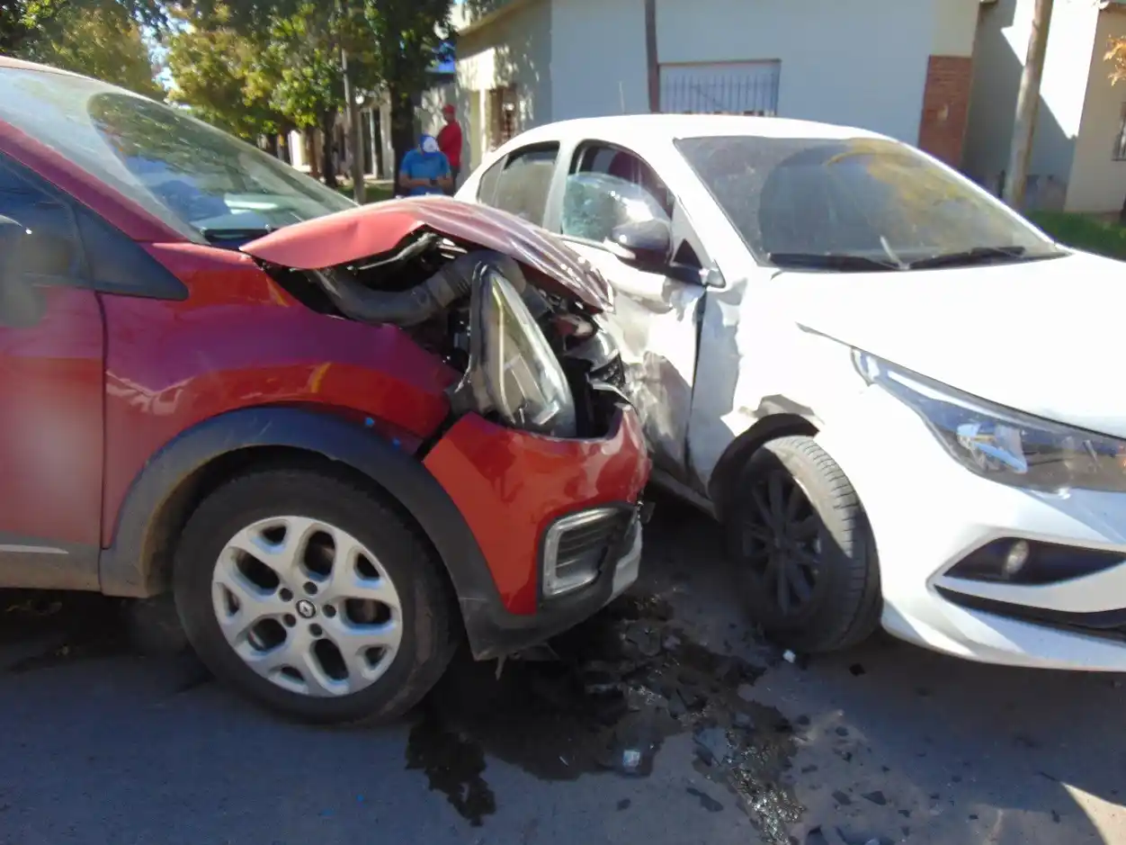 Fuerte impacto entre los dos automóviles dejó importantes daños materiales.