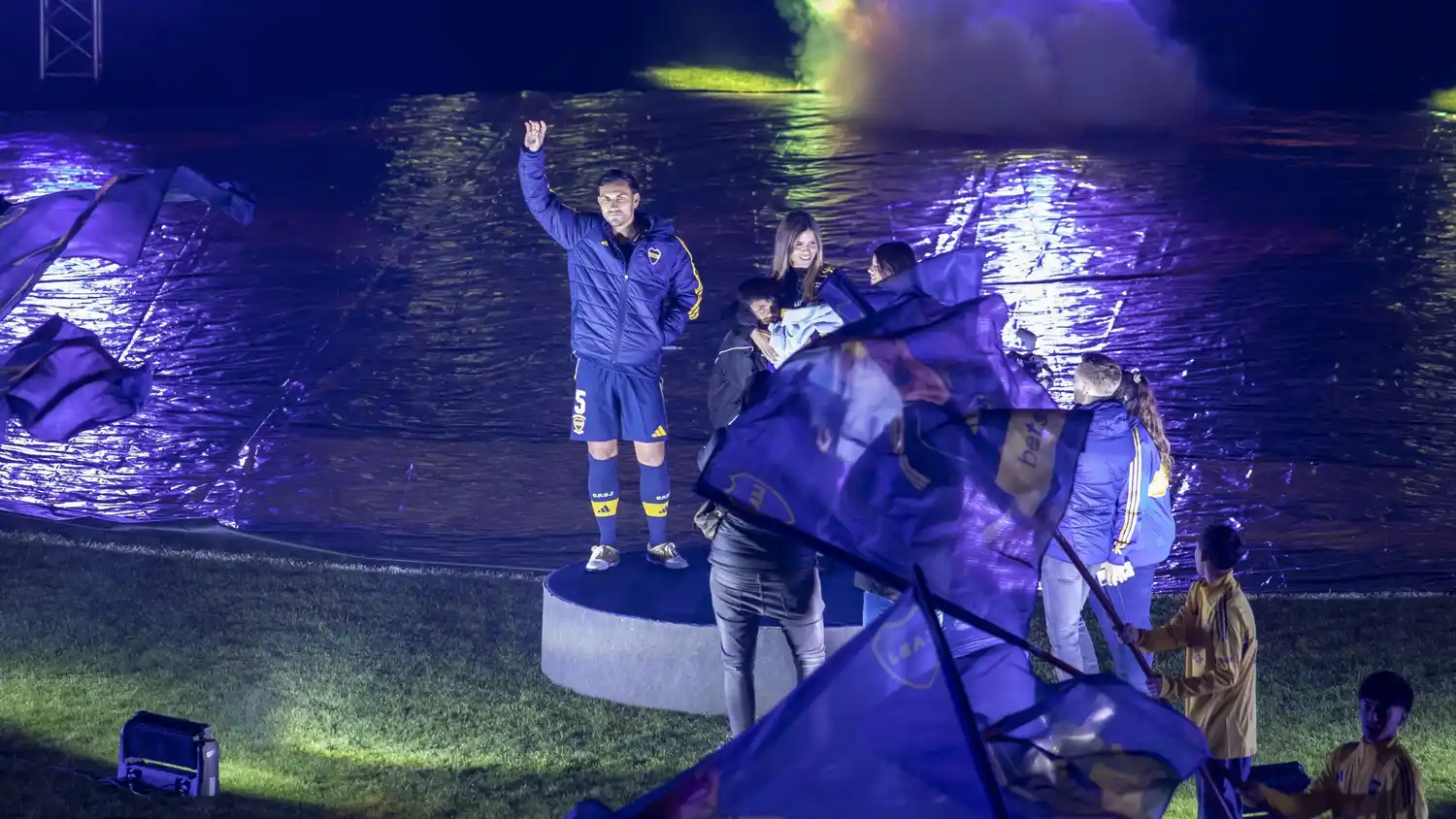 Paredes saluda a la multitud boquense.