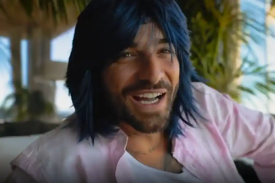Maluma usó una peluca para pasar desapercibido pero fue descubierto por sus fans
