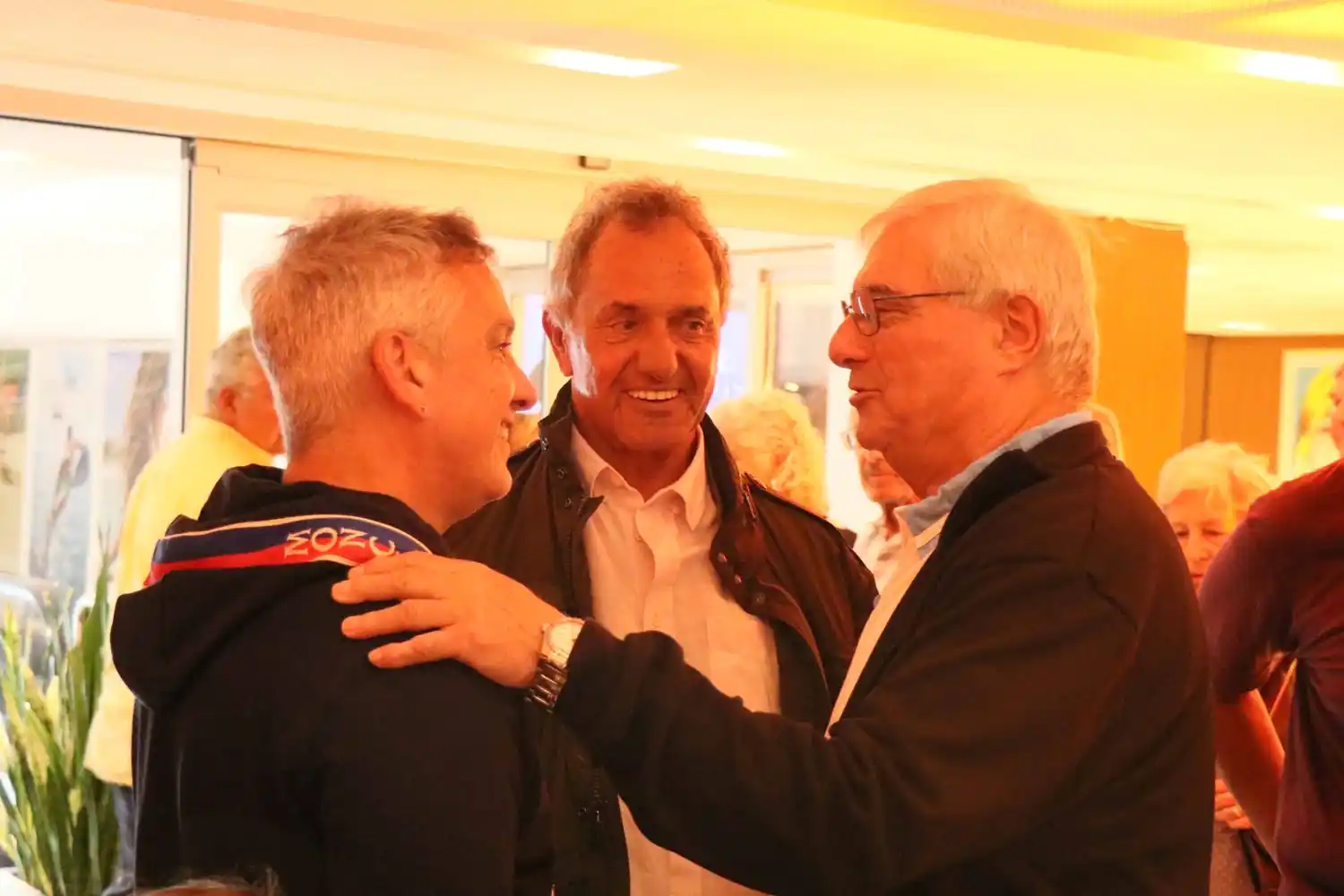Mario Moccia charlando con Daniel Scioli y Marcelo González. (Foto: Prensa COA)