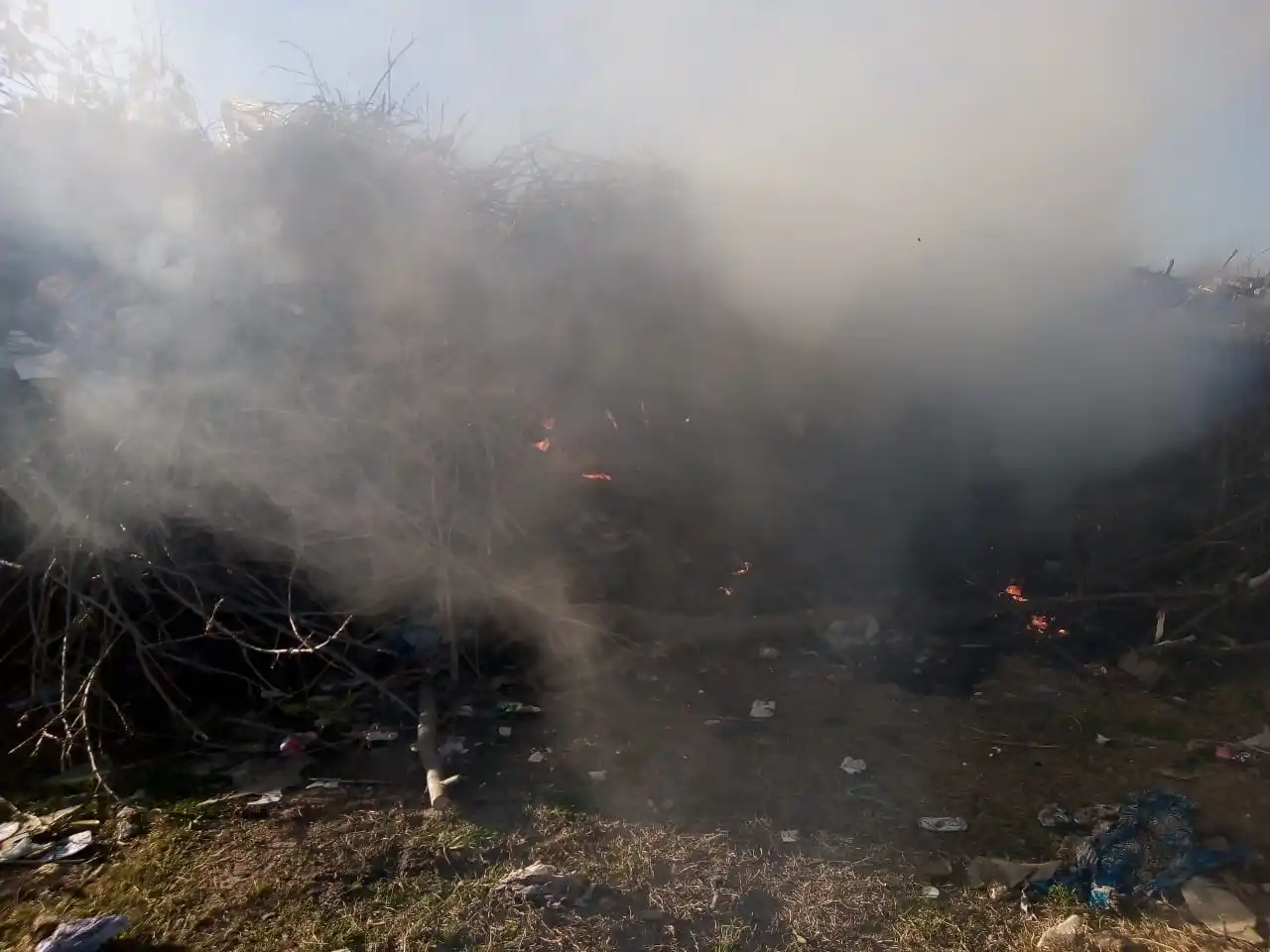 Un barrio de José C. Paz  encerrado por los incendios ¿Del Delta? No, de un basural