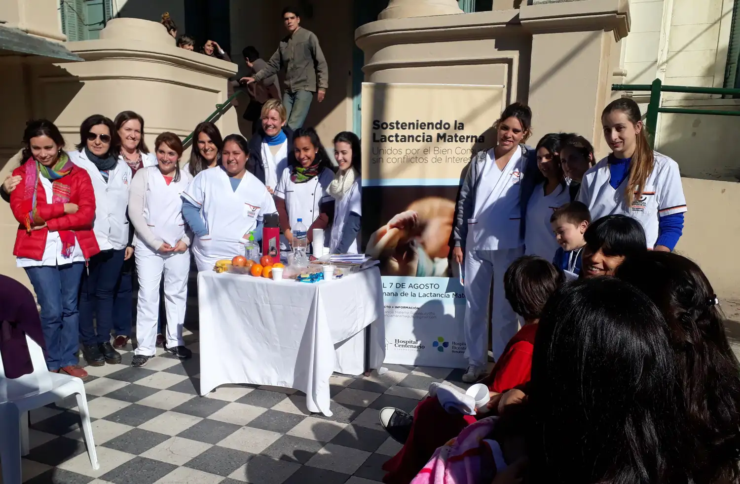 Con una “teteada” en la puerta del hospital cerraron la semana de la lactancia materna