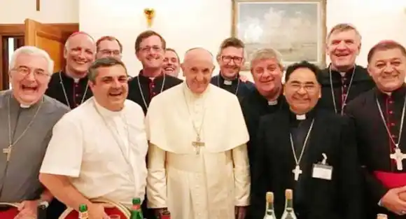 Obispos argentinos, a Francisco: �SEsperamos verte pronto en la patria⬝