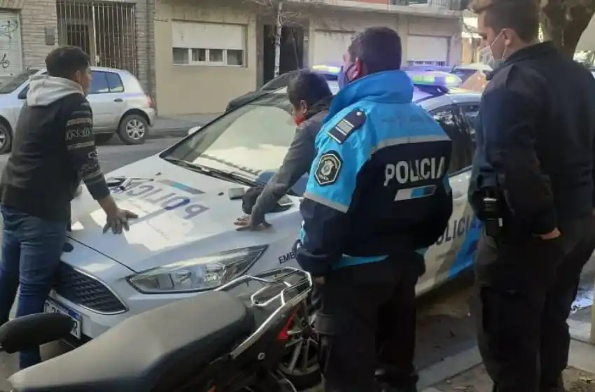 Detuvieron a un hombre con pedido de captura que lavaba parabrisas en Mar de Plata