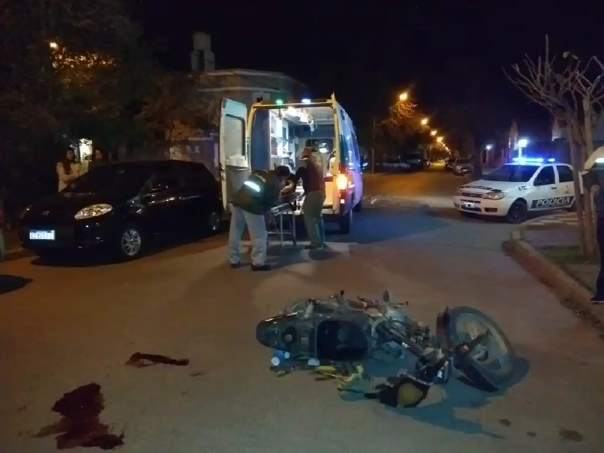Motociclista herido tras chocar con un auto 