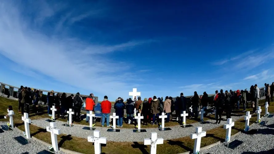 Identifican los restos de un maestro argentino enterrado en el cementerio de Darwin