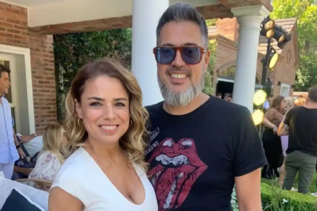 Marina Calabró, con los ojos llenos de lágrimas y visiblemente angustiada, fue fotografiada en una pizzería junto a Rolando Barbano.