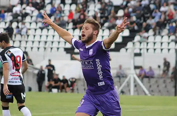 Alvarado sumó un delantero de área