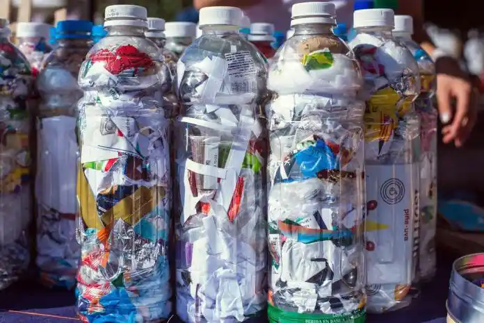 Proponen sumarse a una campaña de ecoladrillos