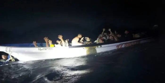 ¡CAPTURADOS POR LAS AUTORIDADES! En un peñero 24 venezolanos pretendían ingresar ilegalmente a Aruba