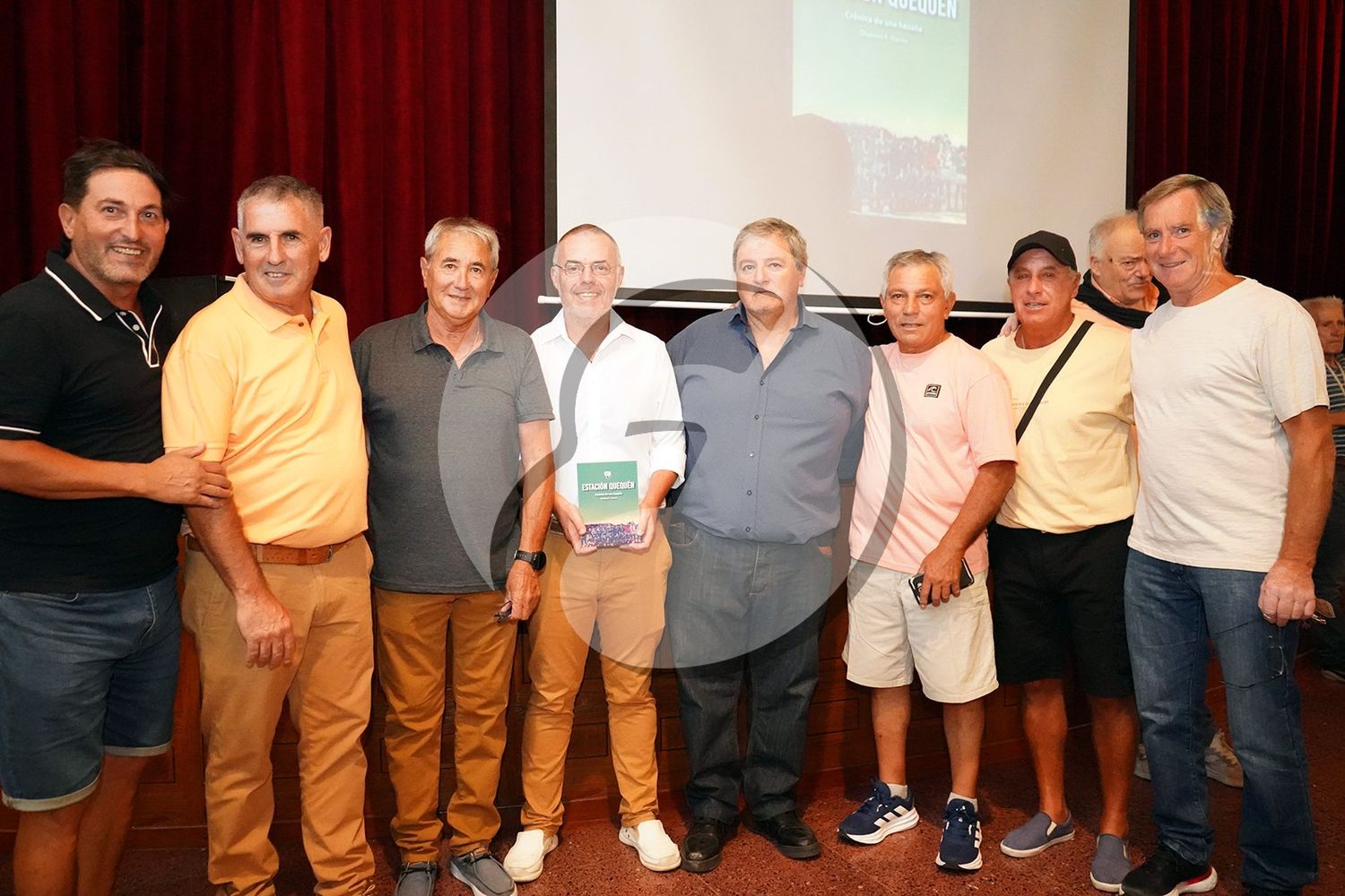 El autor, junto a un grupo de los jugadores presentes: Fernández, Dindart, Pérez, Dinizio, Modesto, Dialeva, Oliver, Sánchez y Mainardi