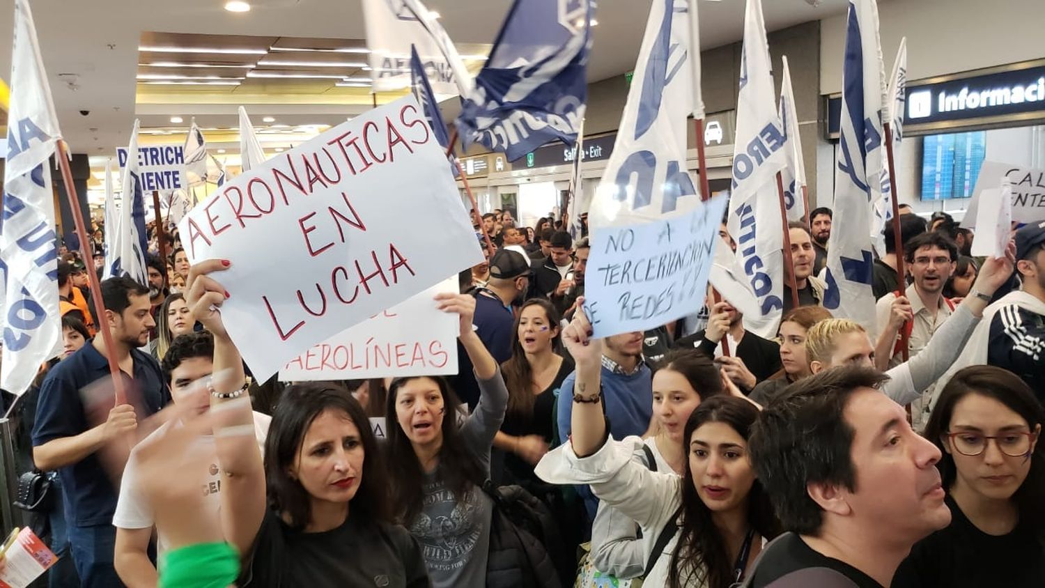 Aerolíneas: APA marchó en Aeroparque contra la tercerización de redes sociales en el call center