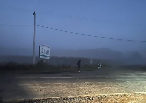 Un peligro: “Así espera la gente en el cruce de 191”