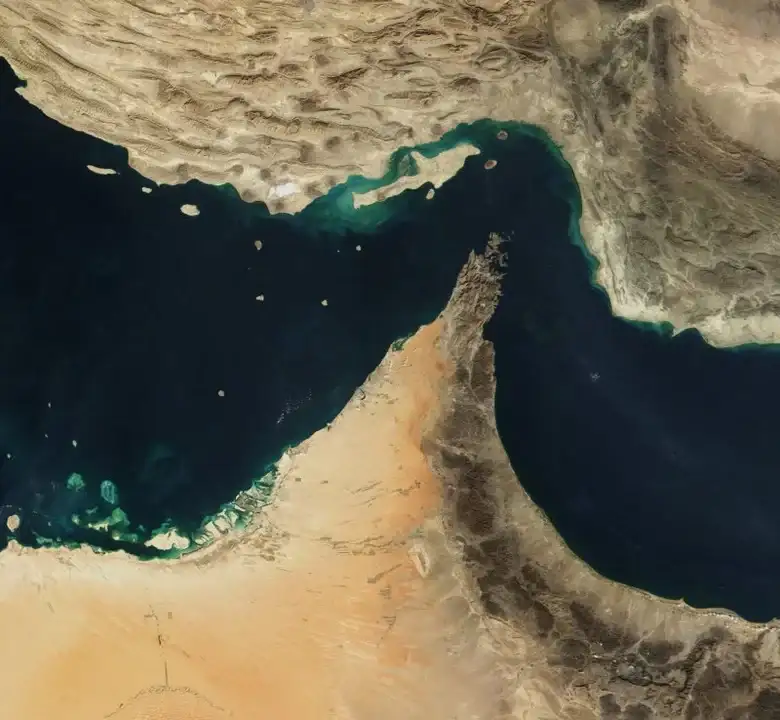 La Guardia Nacional de Irán atacó barcos cargueros en el estrecho de Ormuz.