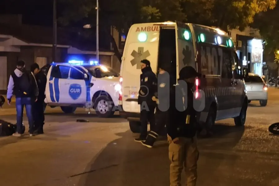 Tránsito cortado en Bv. Santa Fe por un choque entre una moto y un auto