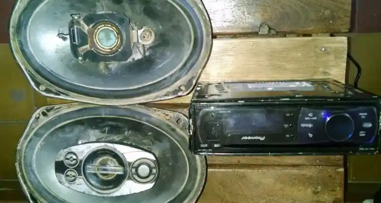 Detuvieron a un delincuente que robó objetos de un auto