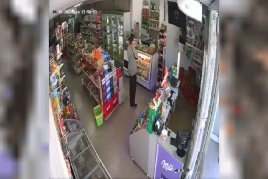 VIDEO | Entró a un kiosco, se robó un fernet y quedó capturado por las cámaras seguridad