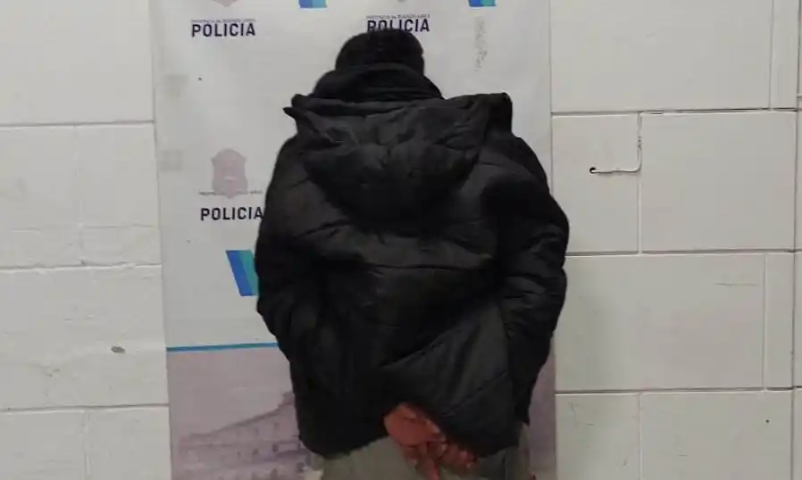 Aprehendido tras chocar, amenazar a la policía y tirarle piedras a un móvil