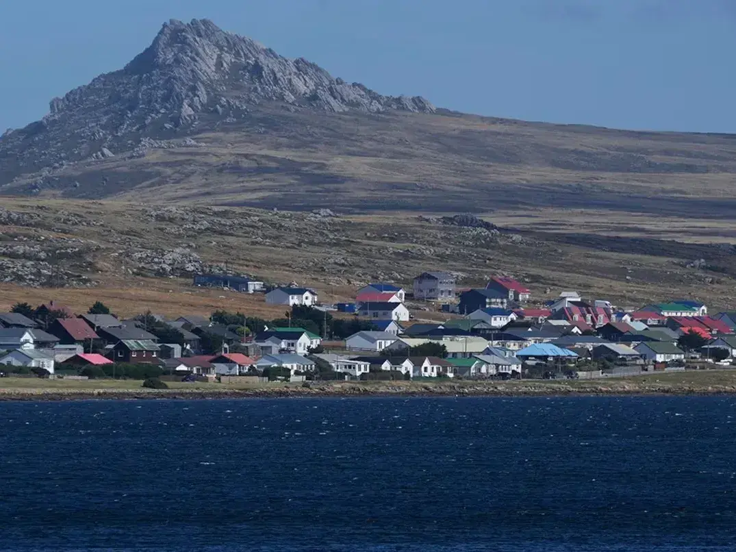El monte Tumbledown se levanta detrás de la única ciudad de las Islas Malvinas el 16 de marzo de 2026. (AP Foto/Ricardo Mazalan, Archivo)