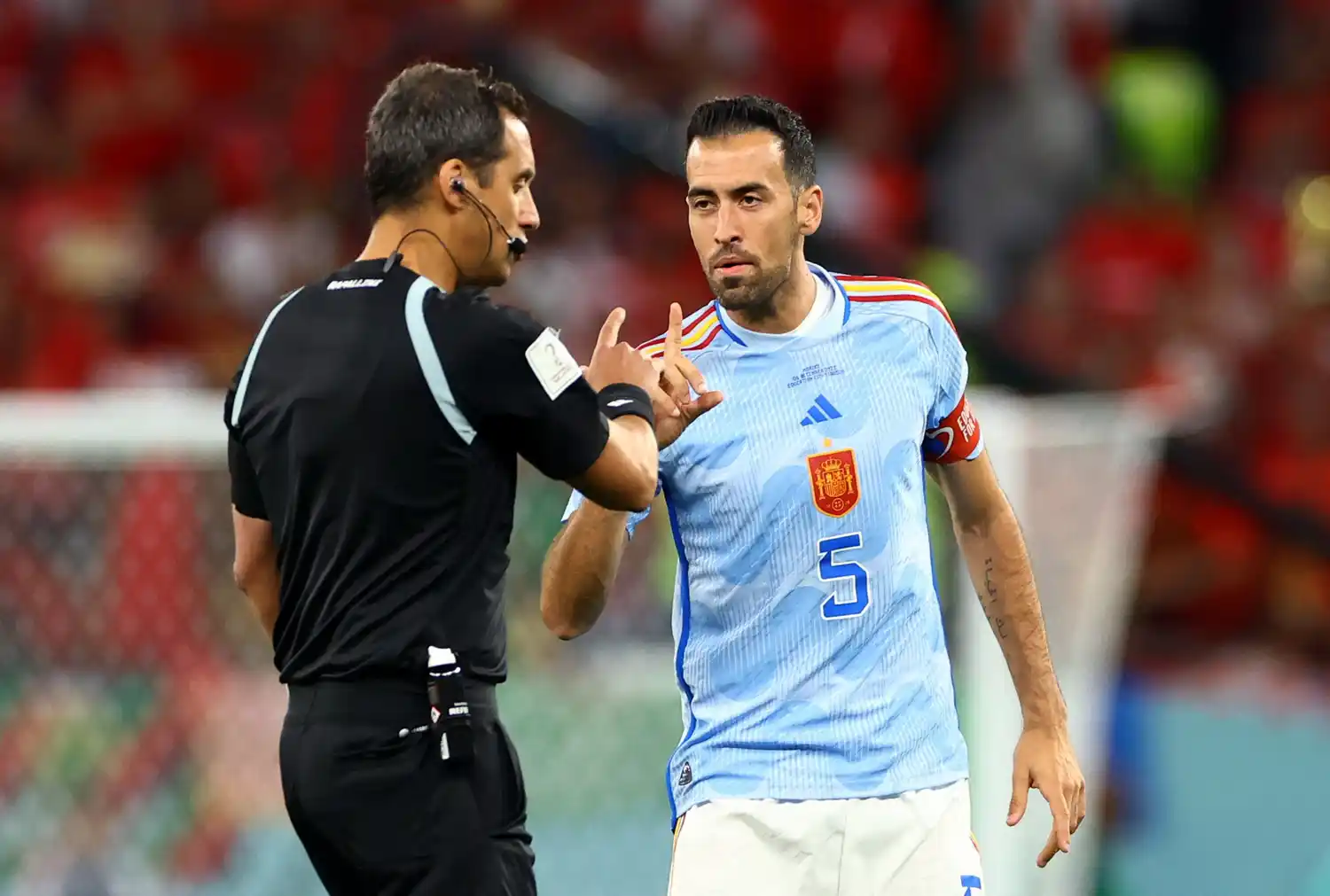 Busquets, con el árbitro argentino Rapallini.