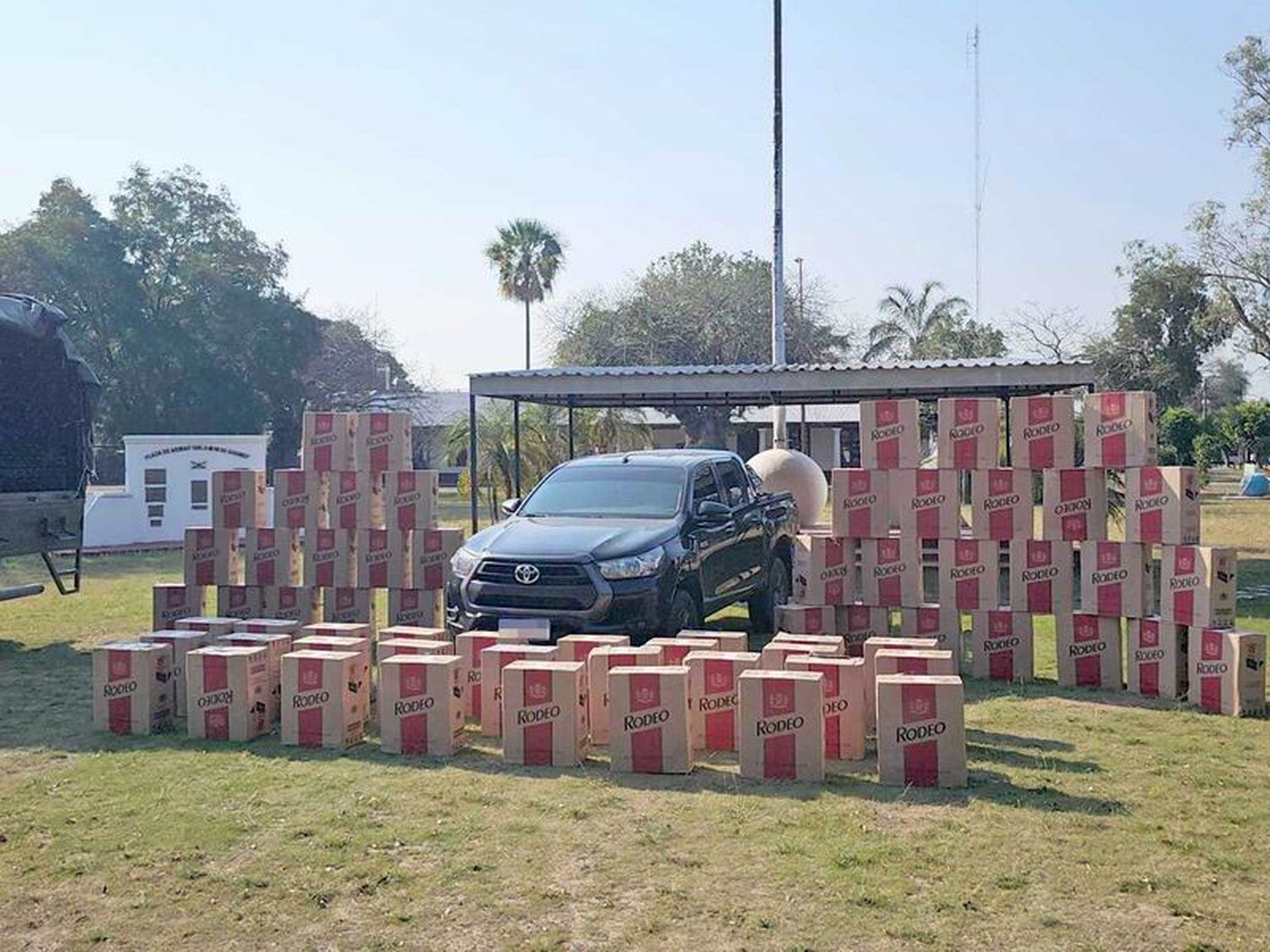 Decomisan 33.500 atados 
de cigarrillos, 5 detenidos