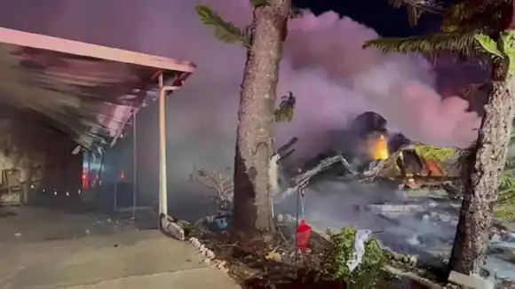 ¡PÁNICO EN FLORIDA! Avioneta se estrella en un campo de casas rodantes y deja al menos 3 muertos