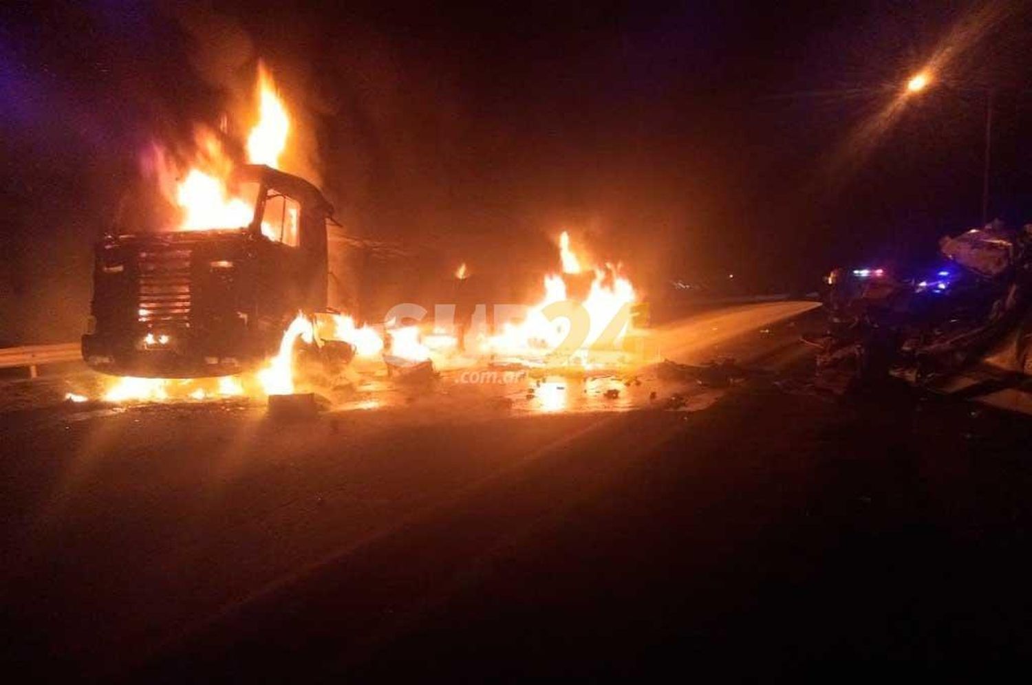 Video: impactante choque de frente en la Ruta 11 dejó un lesionado grave y un camión incendiado 