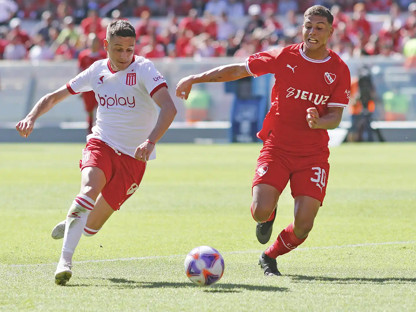 Zuqui intenta superar a Barcia.