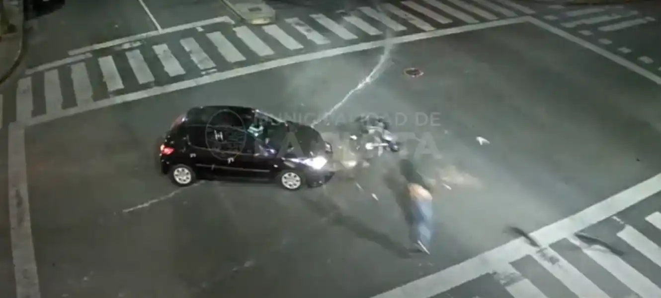 Video: Impactante choque en La Plata terminó con motociclista volando por los aires