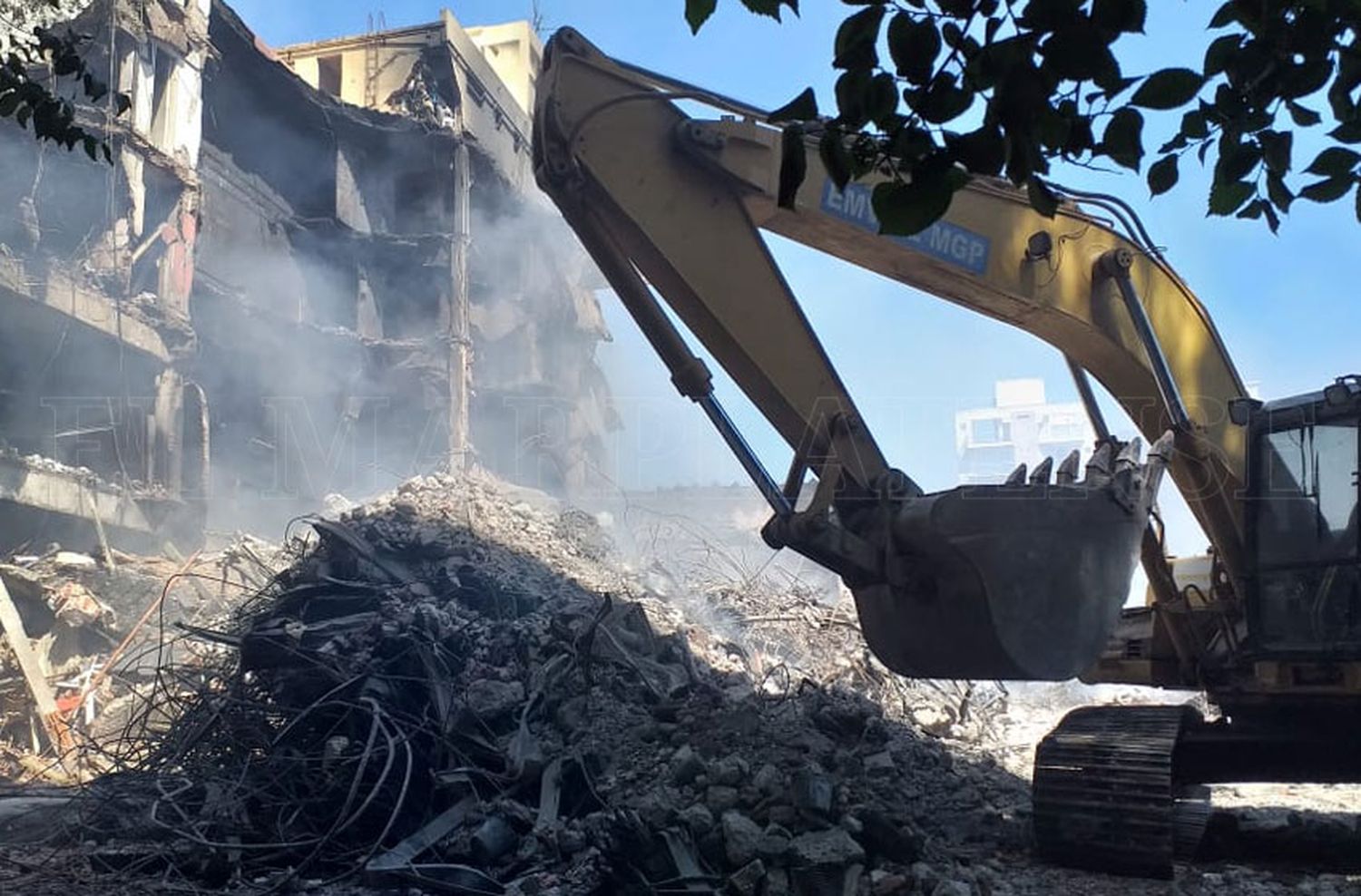 Por las condiciones climáticas, la demolición de Torres y Liva se postergó para el viernes