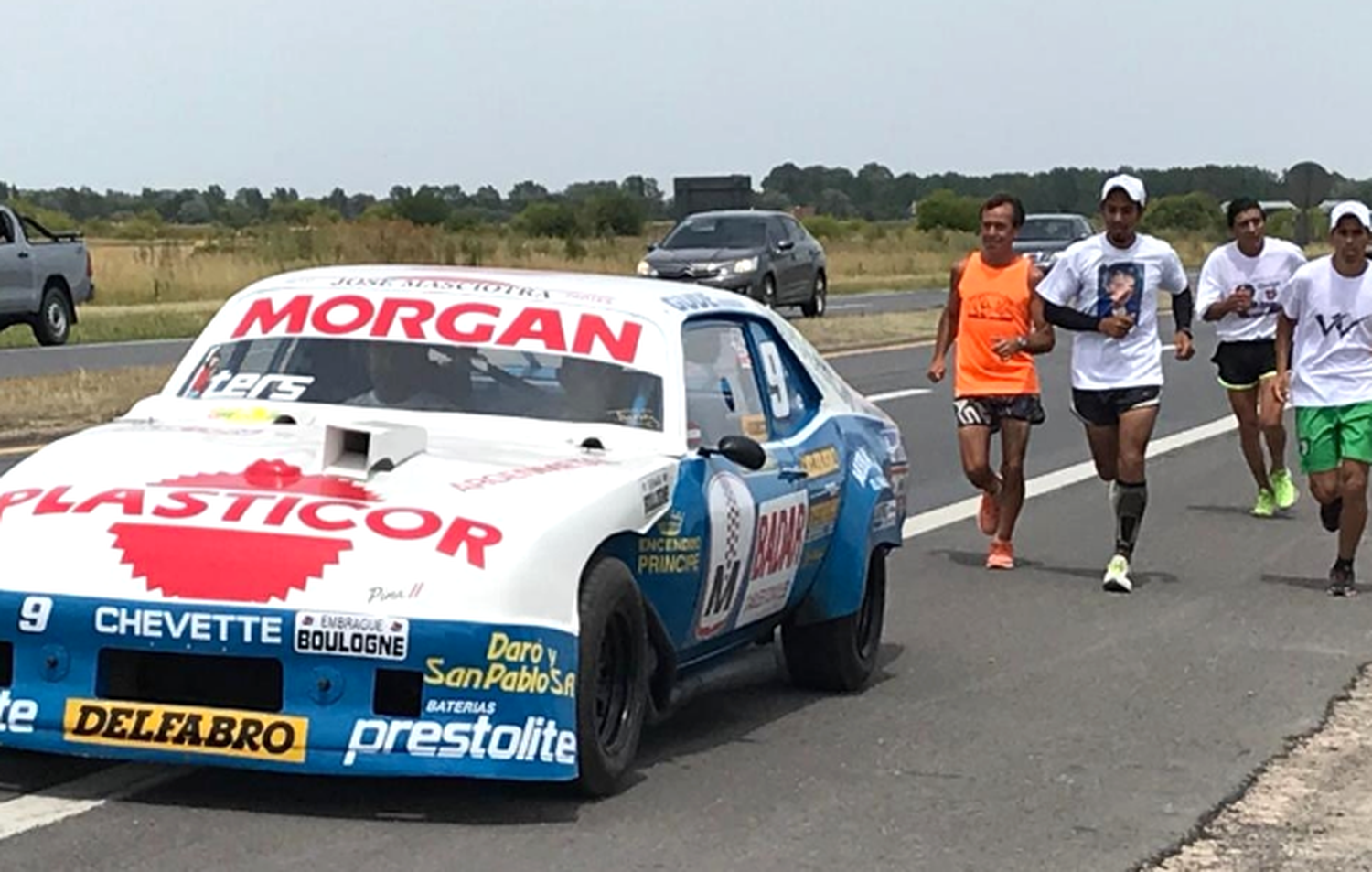 Maratonista unió corriendo Casares y Lobos en homenaje a Roberto Mouras