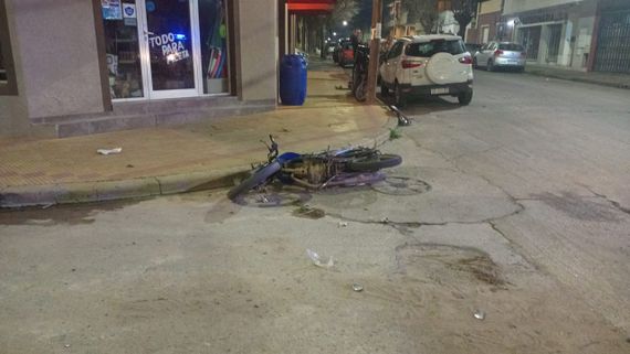Por un accidente en San Lorenzo y Uriburu, un motociclista perdió tres dedos de la mano