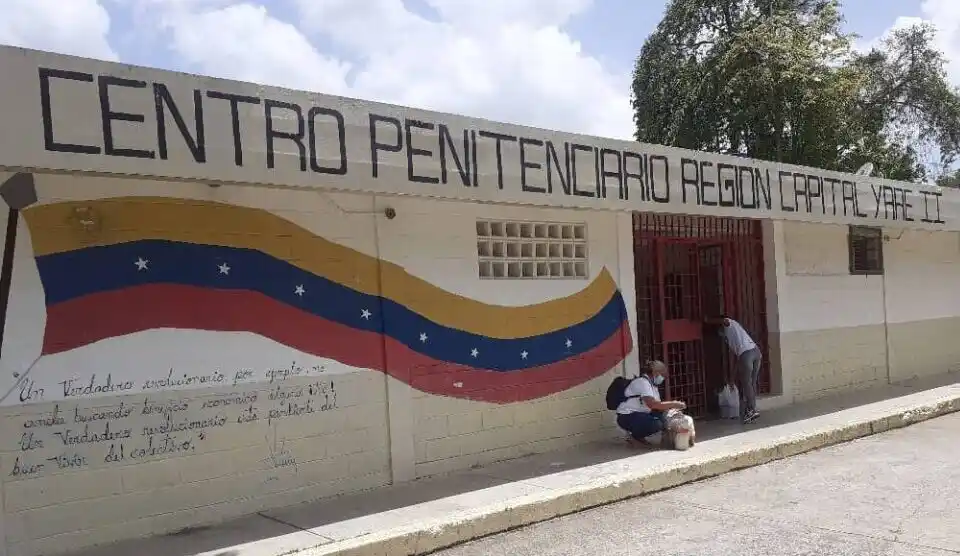 ¿TRASLADO DE PRESOS POLÍTICOS?: ingresan 11 unidades de transporte a Yare III (+Video)