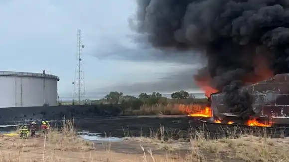 IMPACTO DE UN RAYO causa incendio en tanque de combustible en Cabimas