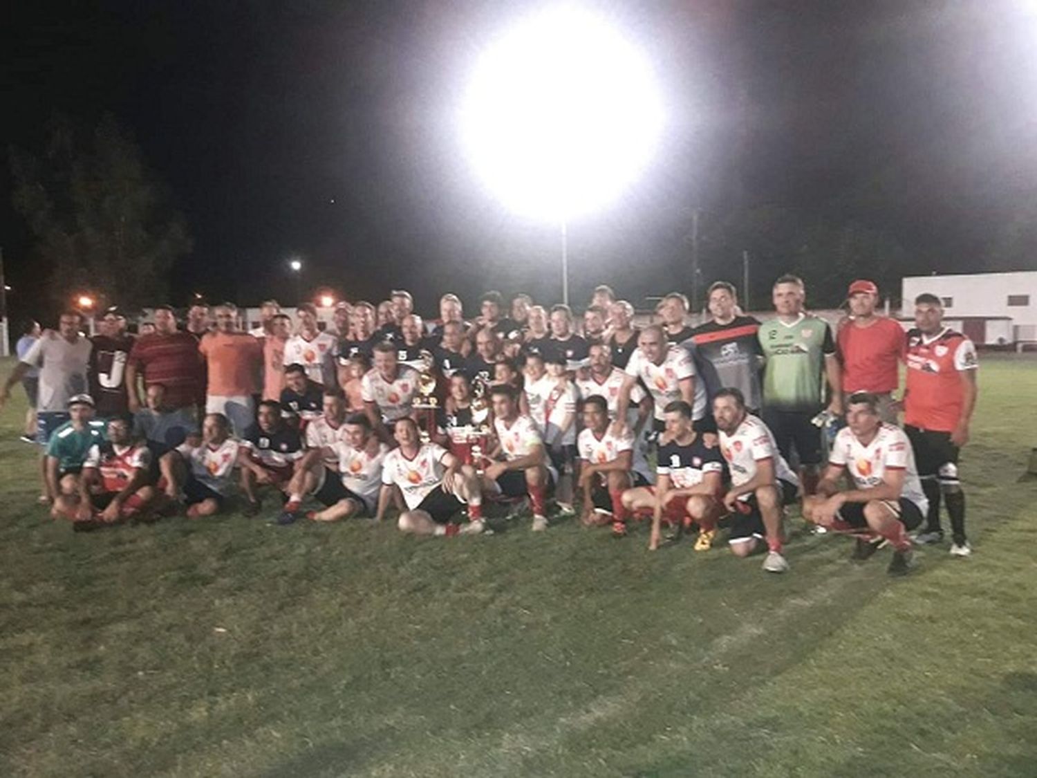 Víctor Menescardi: “ Somos un grupo de amigos que jugamos al fútbol para divertirnos”