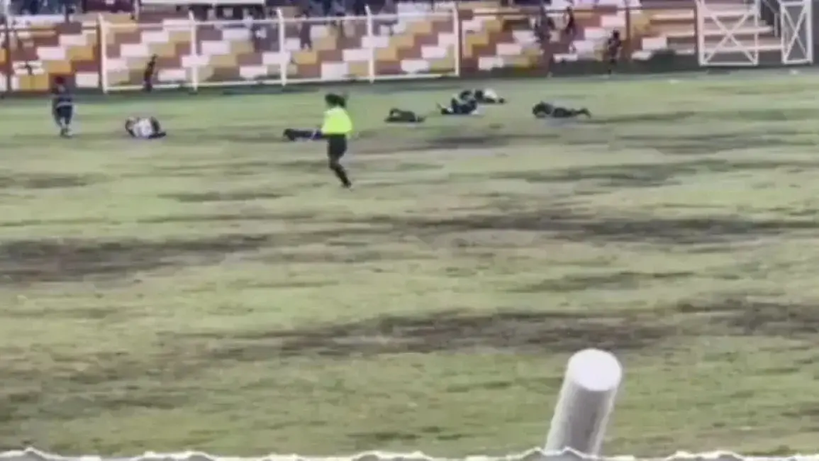 UN RAYO acaba con la vida de un futbolista en pleno partido (+ Video)