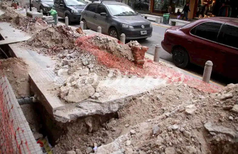 Se quejan por demora en la obra de la 83