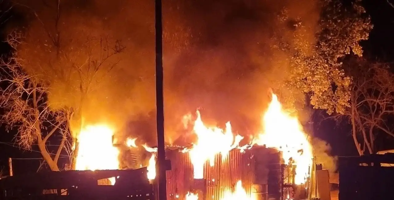 Gálvez: dos desconocidos le prendieron fuego a su casa tras una discusión