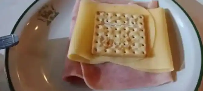 Se defendió el dueño del bar escrachado por cobrar una fortuna un sándwich de "Traviatas"