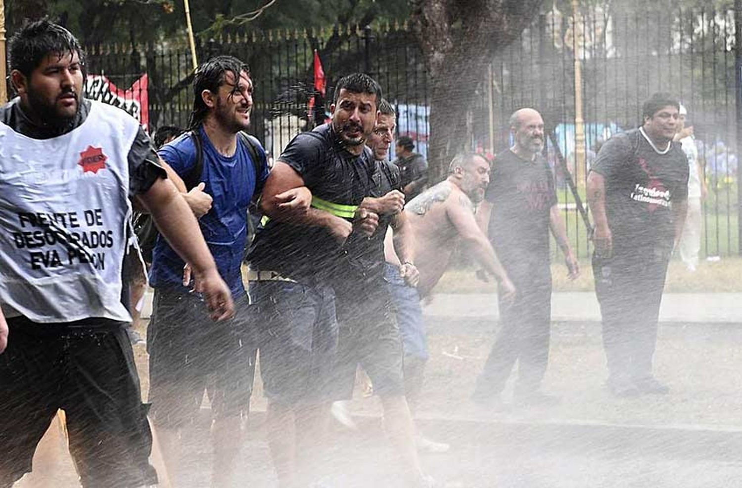 Incidentes entre manifestantes y Gendarmería en el ingreso al Congreso