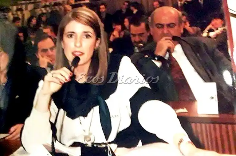 Convención. Cristina Azcueta junto a Ramón Mestre y, más atrás, Raúl Alfonsín