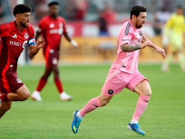 El crack argentino tuvo cuatro oportunidades muy claras, pero siempre se encontró con la muralla de Sean Johnson, arquero de Toronto FC.