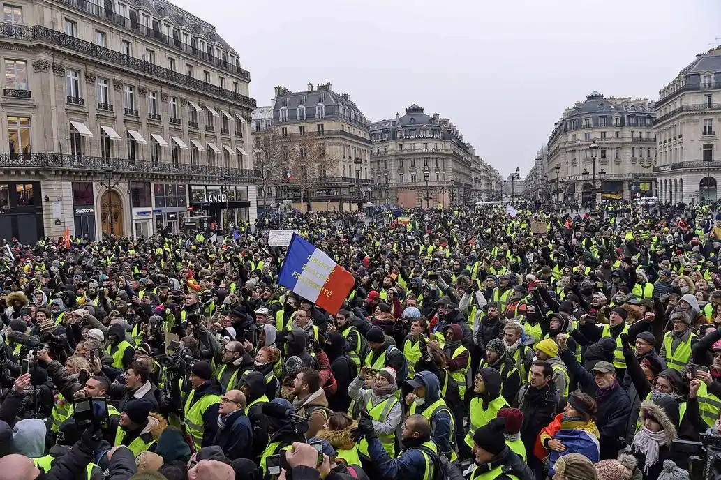 Los »chalecos amarillos» vuelven a movilizarse en Francia a un mes de iniciar el movimiento