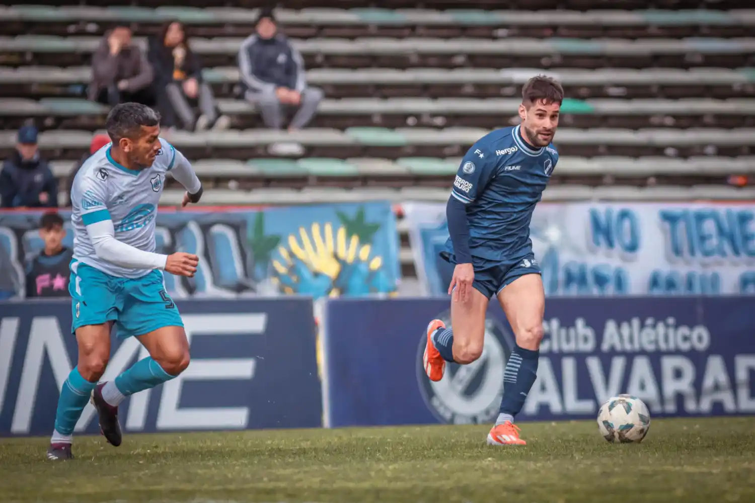 Diego Becker con la conducción del balón